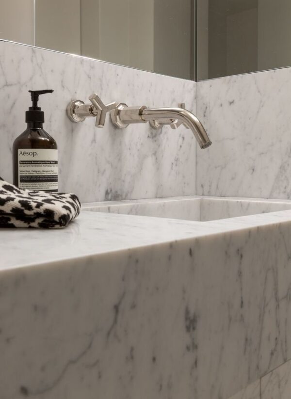 Vasque marbre blanc veine gris – Image 3